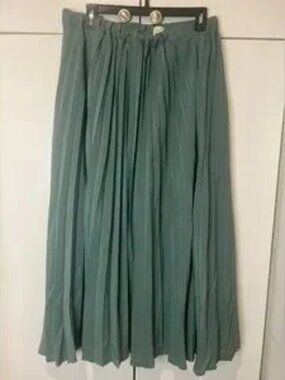 New Green Pleated Midi Skirt for Casual Resort Wear / women / Size L